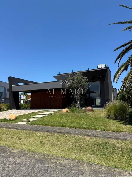 Casa semi mobiliada: 1ª foto da galeria de imagens do imóvel