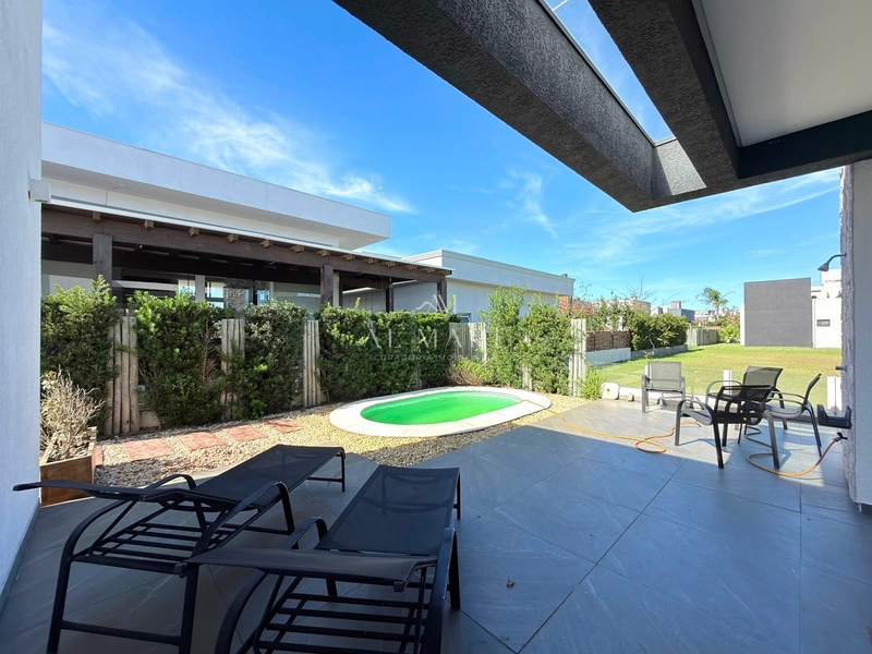 Casa em condomínio com três suítes, duas vaga de garagem e piscina com deck : 15ª foto da galeria de imagens do imóvel