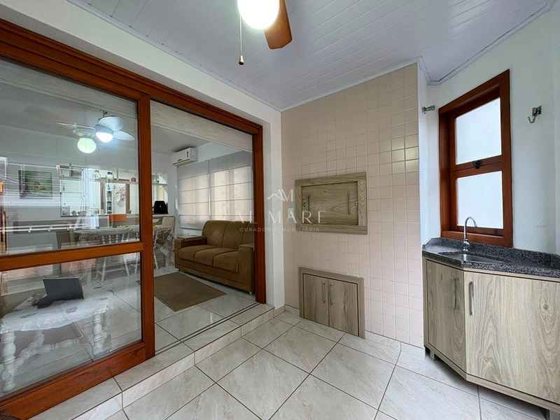 Apartamento  de frente com sacada fechado com três dormitórios sendo uma suíte mobiliado: 1ª foto da galeria de imagens do imóvel