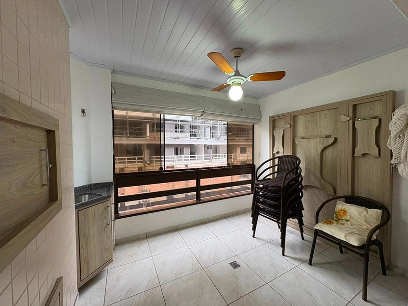 Apartamento  de frente com sacada fechado com três dormitórios sendo uma suíte mobiliado: 4ª foto da galeria de imagens do imóvel