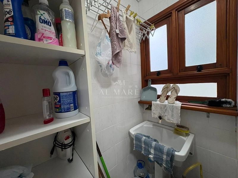 Apartamento  de frente com sacada fechado com três dormitórios sendo uma suíte mobiliado: 7ª foto da galeria de imagens do imóvel