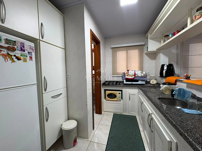 Apartamento  de frente com sacada fechado com três dormitórios sendo uma suíte mobiliado: 2ª foto da galeria de imagens do imóvel