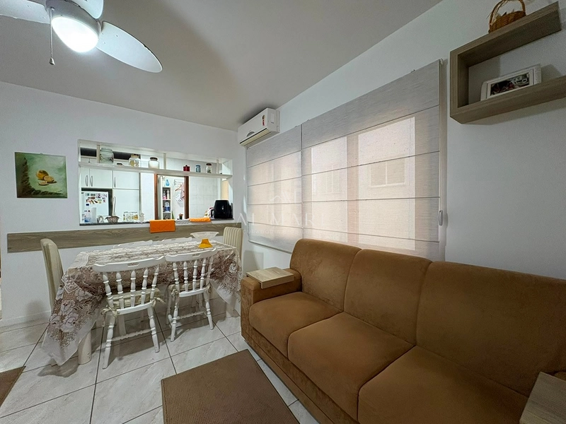 Apartamento  de frente com sacada fechado com três dormitórios sendo uma suíte mobiliado: 10ª foto da galeria de imagens do imóvel