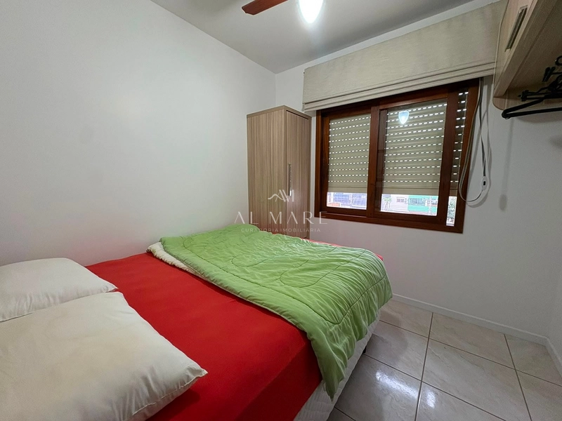 Apartamento  de frente com sacada fechado com três dormitórios sendo uma suíte mobiliado: 3ª foto da galeria de imagens do imóvel