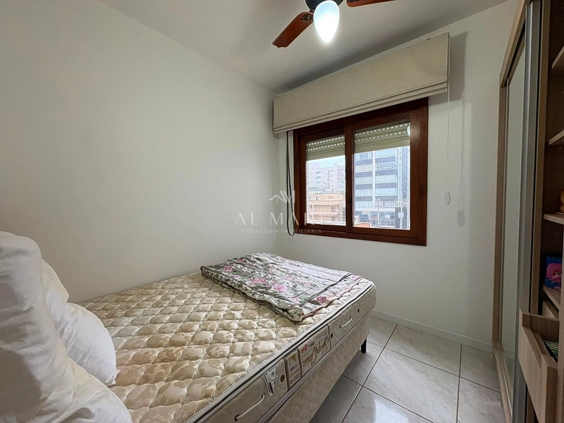 Apartamento  de frente com sacada fechado com três dormitórios sendo uma suíte mobiliado: 9ª foto da galeria de imagens do imóvel
