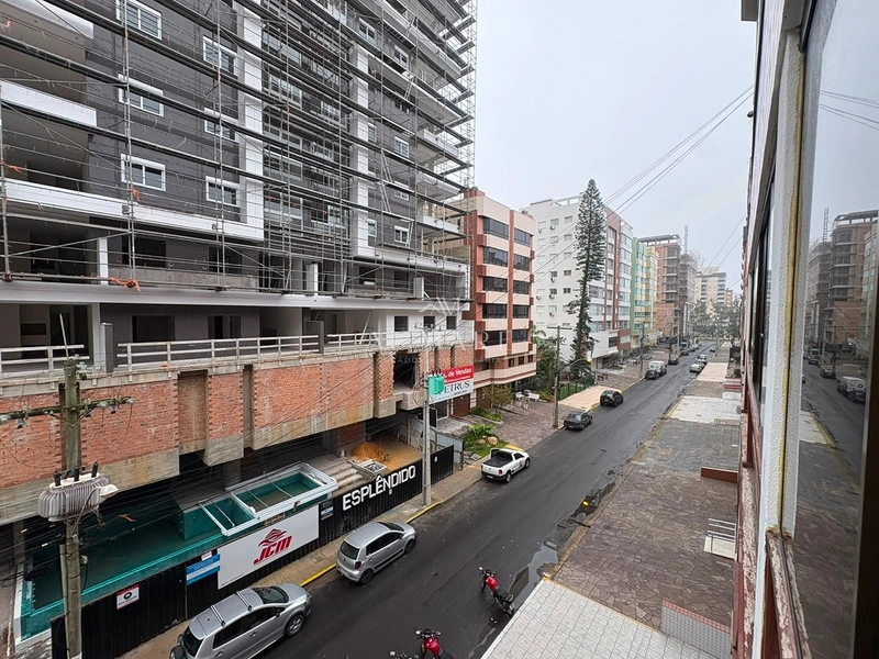 Apartamento  de frente com sacada fechado com três dormitórios sendo uma suíte mobiliado: 5ª foto da galeria de imagens do imóvel