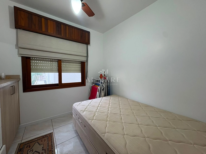 Apartamento  de frente com sacada fechado com três dormitórios sendo uma suíte mobiliado: 6ª foto da galeria de imagens do imóvel