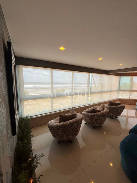Apartamento beira mar mobiliado e decorado com cinco suítes e três vagas de garagem : 3ª foto da galeria de imagens do imóvel
