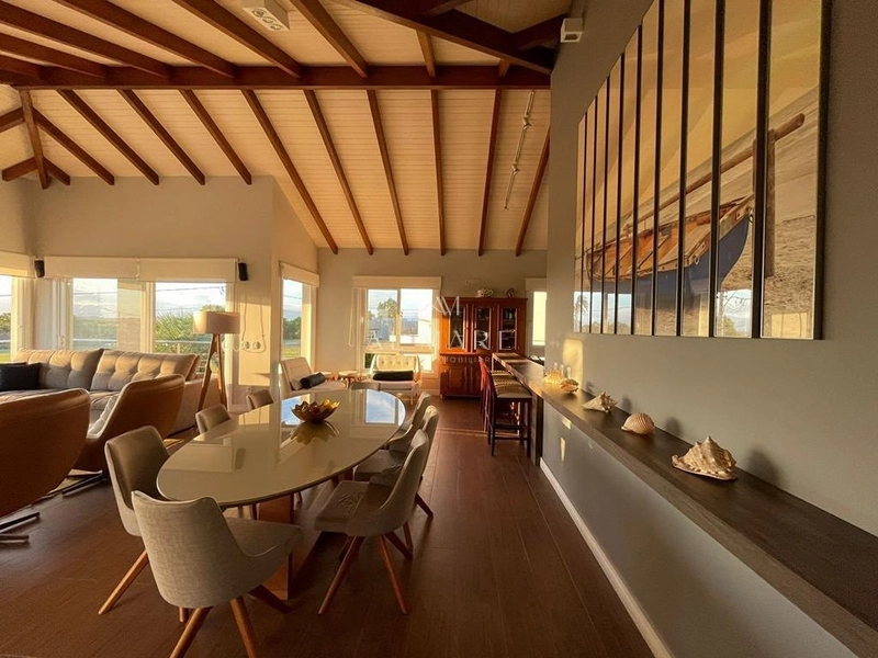 Casa alto padrão fente para a lagoa: 1ª foto da galeria de imagens do imóvel