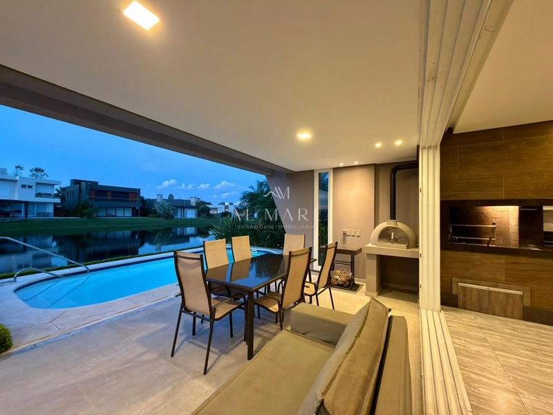 Casa beira lago com cinco suítes : 16ª foto da galeria de imagens do imóvel