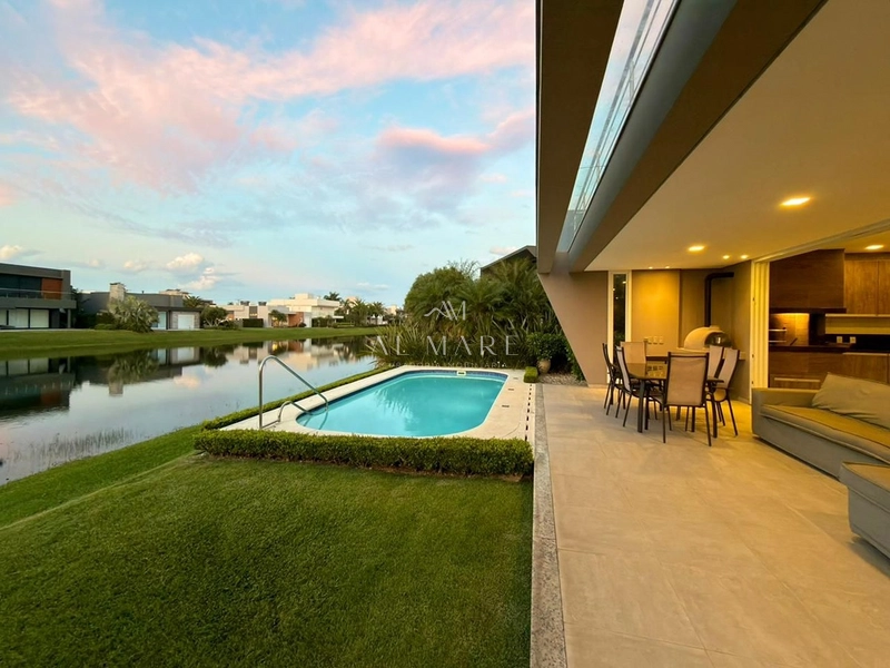 Casa beira lago com cinco suítes : 21ª foto da galeria de imagens do imóvel