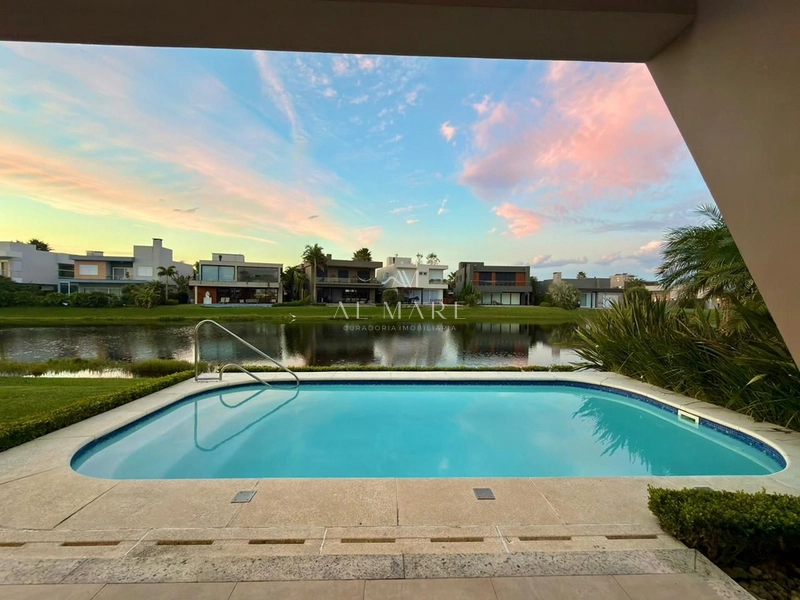 Casa beira lago com cinco suítes : 18ª foto da galeria de imagens do imóvel
