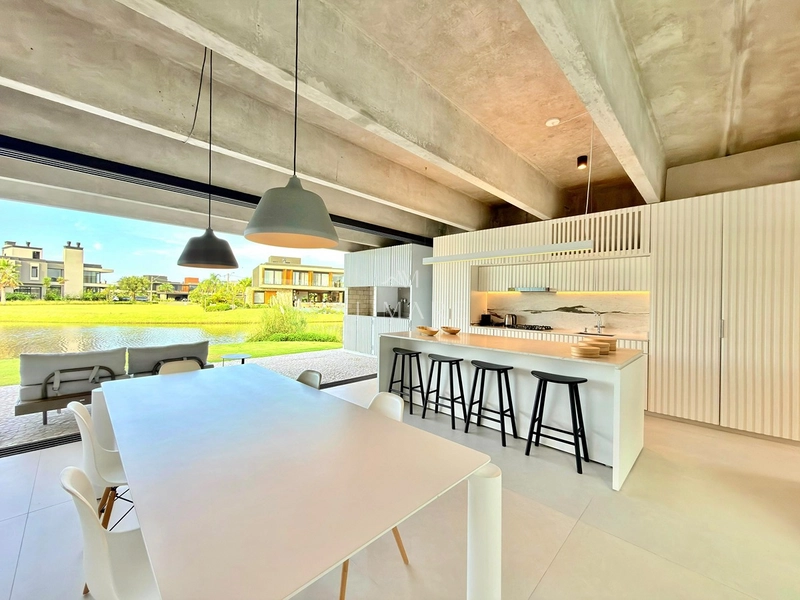 SOBRADO DE ALTO PADRÃO À VENDA EM XANGRI-LÁ! BEIRA-LAGO • 285 M² • MOBILIADO: 19ª foto da galeria de imagens do imóvel