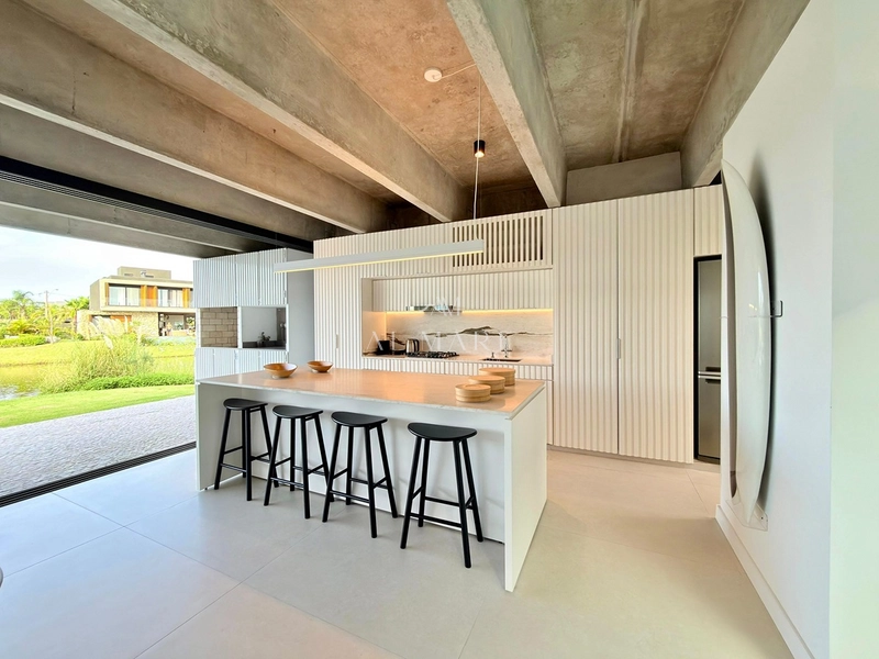 SOBRADO DE ALTO PADRÃO À VENDA EM XANGRI-LÁ! BEIRA-LAGO • 285 M² • MOBILIADO: 3ª foto da galeria de imagens do imóvel