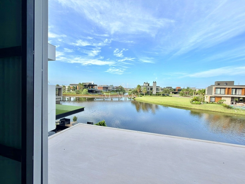 SOBRADO DE ALTO PADRÃO À VENDA EM XANGRI-LÁ! BEIRA-LAGO • 285 M² • MOBILIADO: 5ª foto da galeria de imagens do imóvel