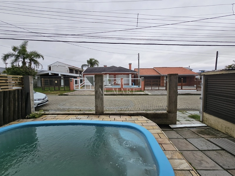 Casa bairro com três dormitórios sendo um suíte, piscina e vaga de garagem coberta poucos metros da praia : 3ª foto da galeria de imagens do imóvel