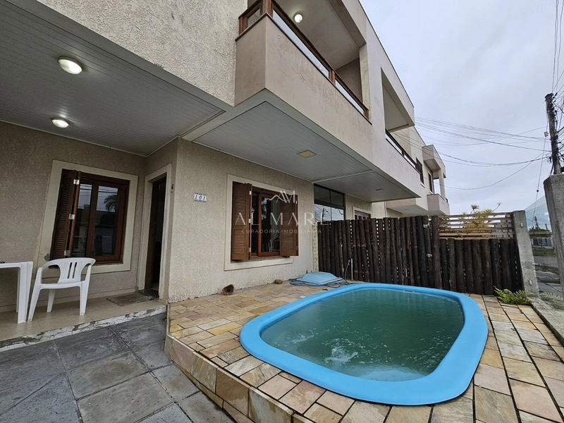 Casa bairro com três dormitórios sendo um suíte, piscina e vaga de garagem coberta poucos metros da praia : 9ª foto da galeria de imagens do imóvel