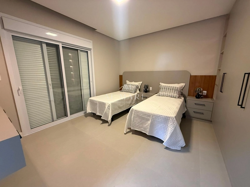 Casa em condomínio mobiliada e decorada com quatro suítes sendo uma térrea : 20ª foto da galeria de imagens do imóvel