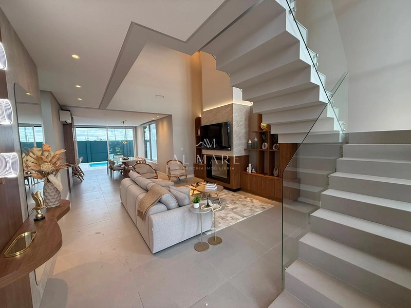 Casa em condomínio mobiliada e decorada com quatro suítes sendo uma térrea : 2ª foto da galeria de imagens do imóvel