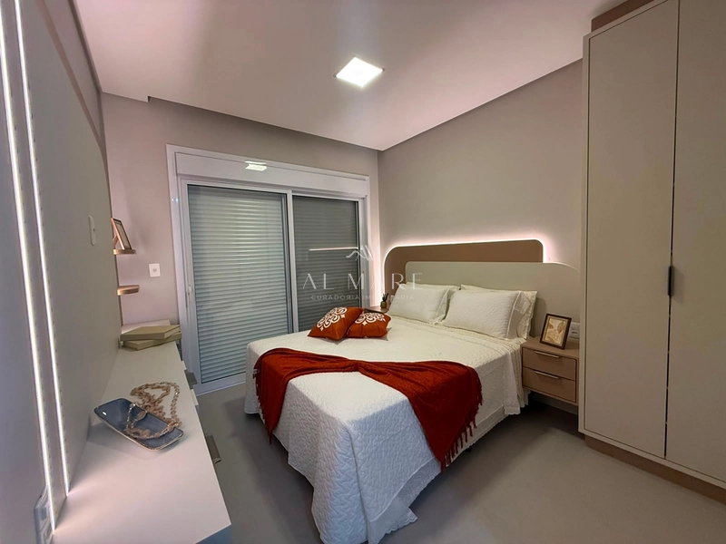 Casa em condomínio mobiliada e decorada com quatro suítes sendo uma térrea : 18ª foto da galeria de imagens do imóvel