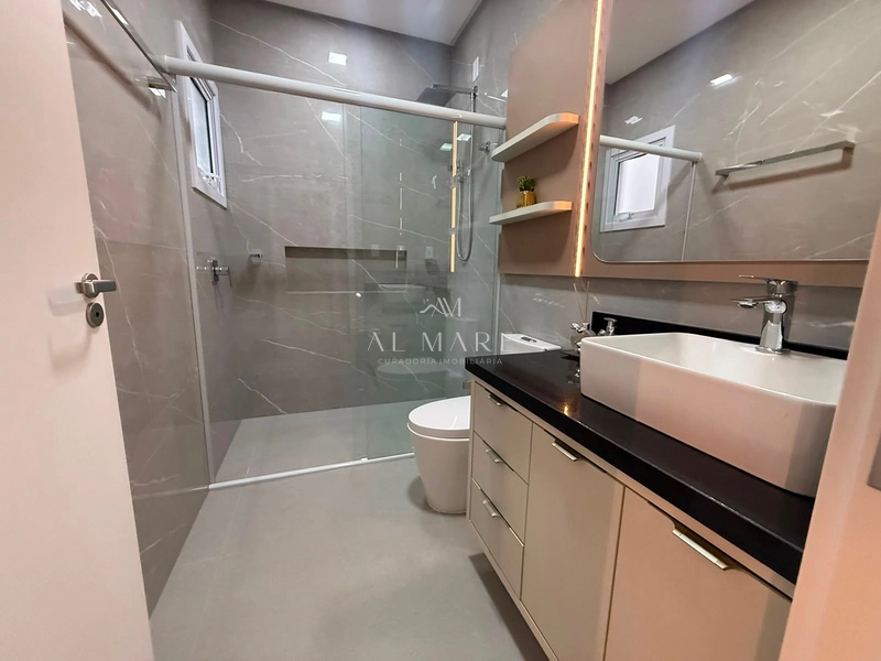 Casa em condomínio mobiliada e decorada com quatro suítes sendo uma térrea : 22ª foto da galeria de imagens do imóvel