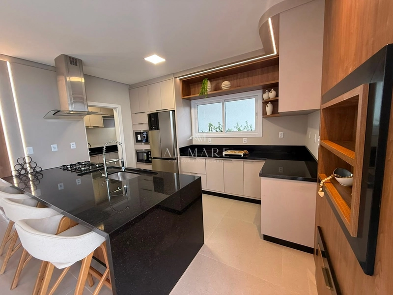 Casa em condomínio mobiliada e decorada com quatro suítes sendo uma térrea : 7ª foto da galeria de imagens do imóvel