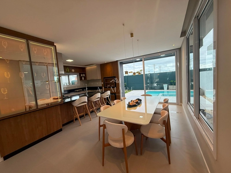 Casa em condomínio mobiliada e decorada com quatro suítes sendo uma térrea : 8ª foto da galeria de imagens do imóvel
