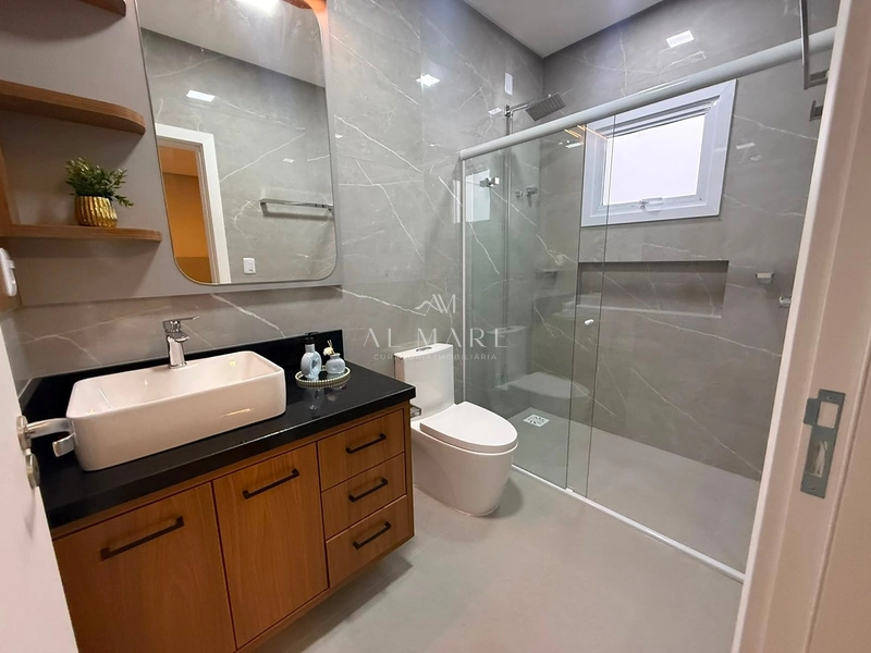 Casa em condomínio mobiliada e decorada com quatro suítes sendo uma térrea : 21ª foto da galeria de imagens do imóvel