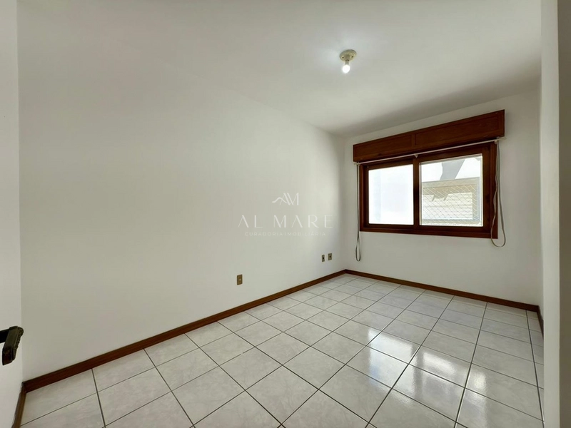 Apartamento de dois dormitórios sendo uma suíte de frente com vaga de garagem e depósito : 9ª foto da galeria de imagens do imóvel