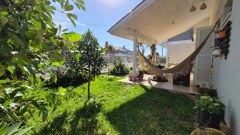 Casa terrea com cinco dormitório com duas vagas de garagem e uma quadra do mar : 3ª foto da galeria de imagens do imóvel