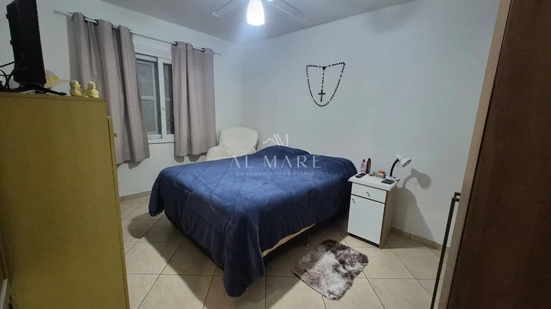 Casa terrea com cinco dormitório com duas vagas de garagem e uma quadra do mar : 19ª foto da galeria de imagens do imóvel