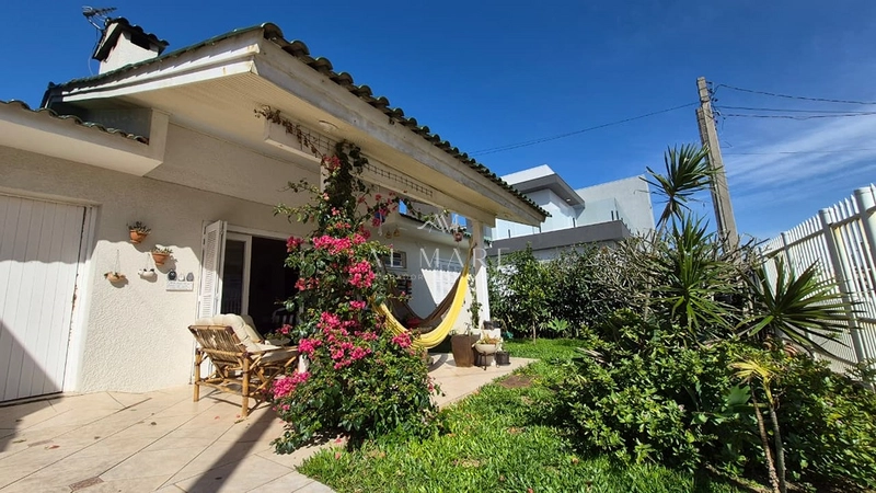 Casa terrea com cinco dormitório com duas vagas de garagem e uma quadra do mar : 6ª foto da galeria de imagens do imóvel