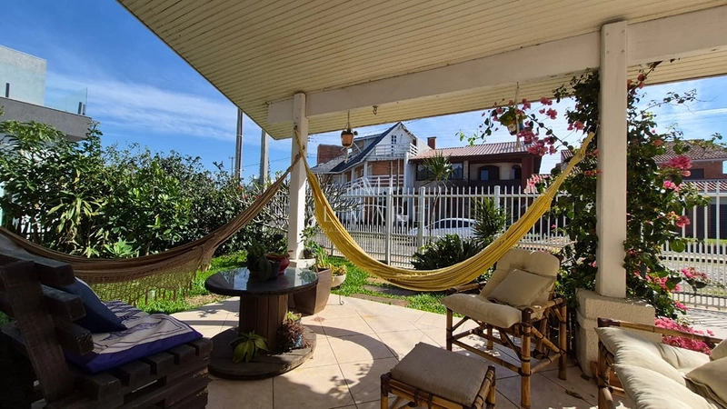 Casa terrea com cinco dormitório com duas vagas de garagem e uma quadra do mar : 4ª foto da galeria de imagens do imóvel