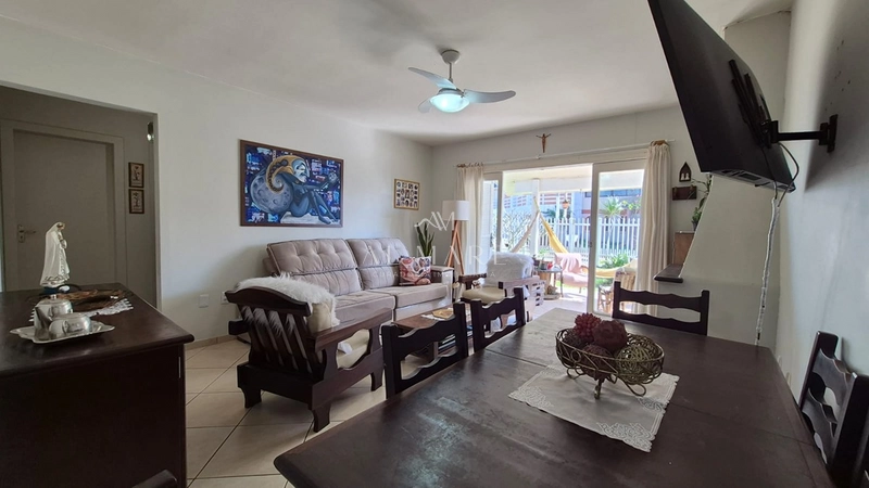 Casa terrea com cinco dormitório com duas vagas de garagem e uma quadra do mar : 1ª foto da galeria de imagens do imóvel