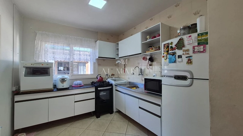 Casa terrea com cinco dormitório com duas vagas de garagem e uma quadra do mar : 11ª foto da galeria de imagens do imóvel