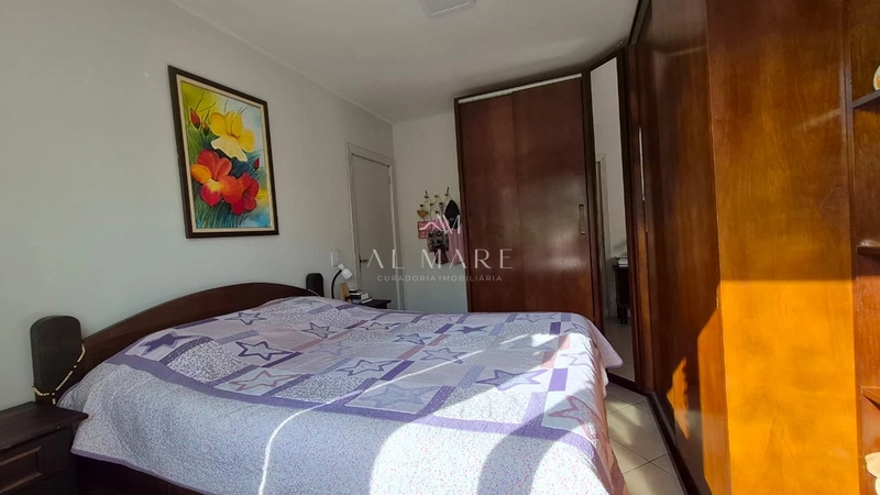 Casa terrea com cinco dormitório com duas vagas de garagem e uma quadra do mar : 17ª foto da galeria de imagens do imóvel