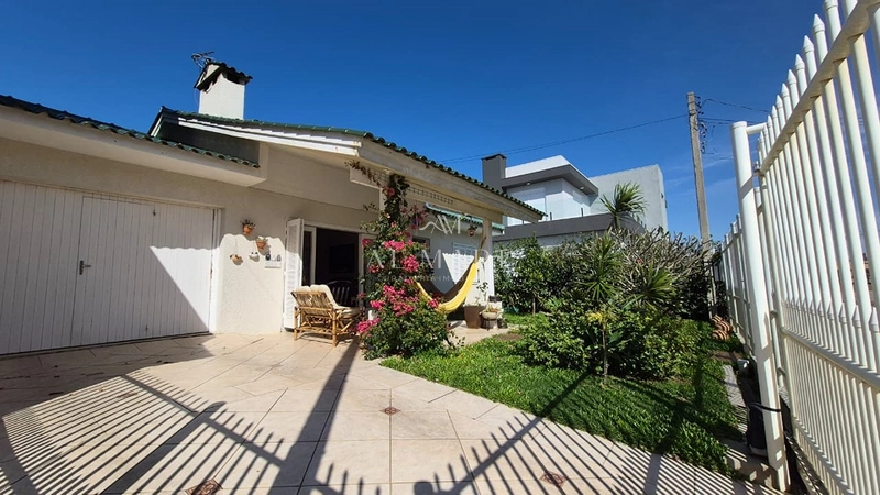 Casa terrea com cinco dormitório com duas vagas de garagem e uma quadra do mar : 5ª foto da galeria de imagens do imóvel