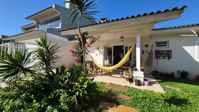 Casa terrea com cinco dormitório com duas vagas de garagem e uma quadra do mar : 2ª foto da galeria de imagens do imóvel