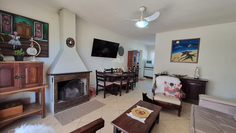 Casa terrea com cinco dormitório com duas vagas de garagem e uma quadra do mar : 8ª foto da galeria de imagens do imóvel