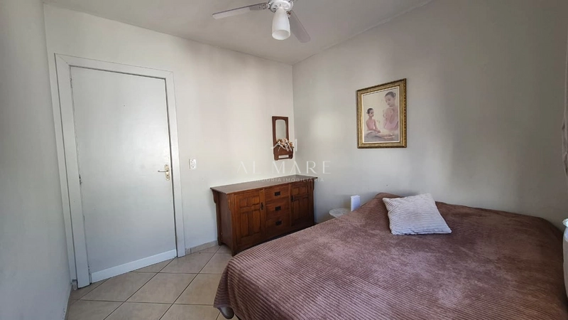 Casa terrea com cinco dormitório com duas vagas de garagem e uma quadra do mar : 20ª foto da galeria de imagens do imóvel