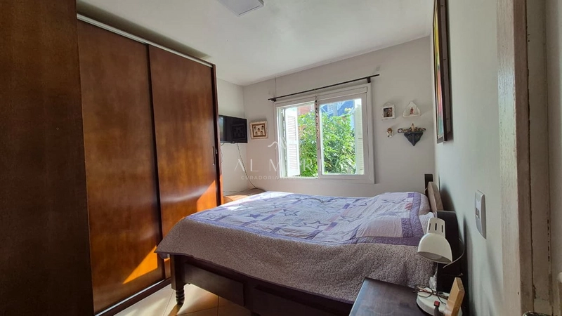 Casa terrea com cinco dormitório com duas vagas de garagem e uma quadra do mar : 18ª foto da galeria de imagens do imóvel