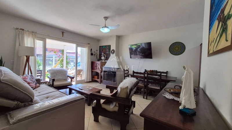 Casa terrea com cinco dormitório com duas vagas de garagem e uma quadra do mar : 7ª foto da galeria de imagens do imóvel