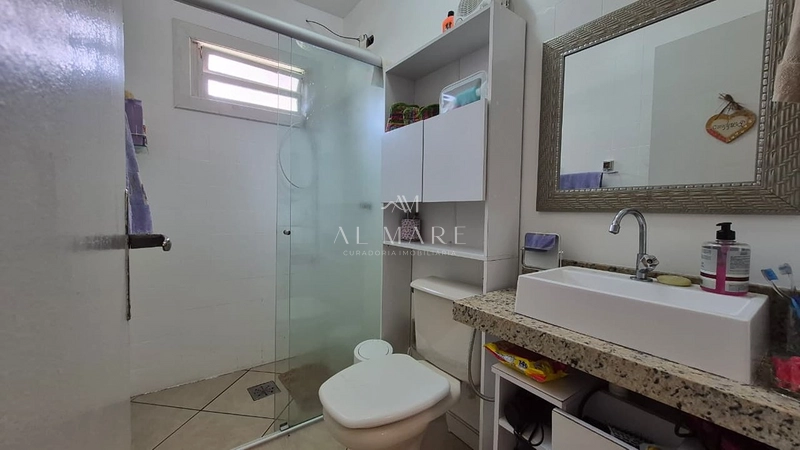 Casa terrea com cinco dormitório com duas vagas de garagem e uma quadra do mar : 10ª foto da galeria de imagens do imóvel