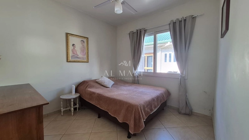 Casa terrea com cinco dormitório com duas vagas de garagem e uma quadra do mar : 21ª foto da galeria de imagens do imóvel