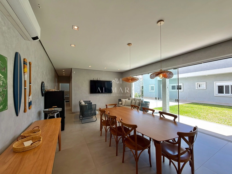 CASA DE ALTO PADRÃO À VENDA EM ATLÂNTIDA! RARIDADE NO MERCADO  6 DORMITÓRIOS • 4 SUÍTES • PISCINA: 1ª foto da galeria de imagens do imóvel