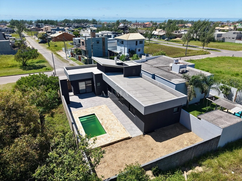 Casa ampla com piscina duas quadras do mar: 13ª foto da galeria de imagens do imóvel