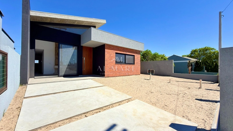 Casa ampla com piscina duas quadras do mar: 1ª foto da galeria de imagens do imóvel