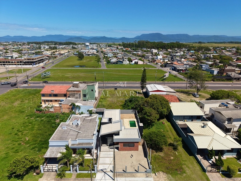 Casa ampla com piscina duas quadras do mar: 4ª foto da galeria de imagens do imóvel