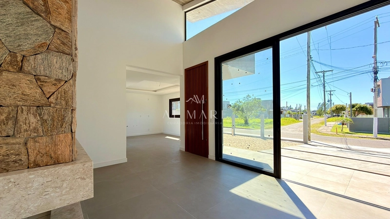 Casa ampla com piscina duas quadras do mar: 3ª foto da galeria de imagens do imóvel