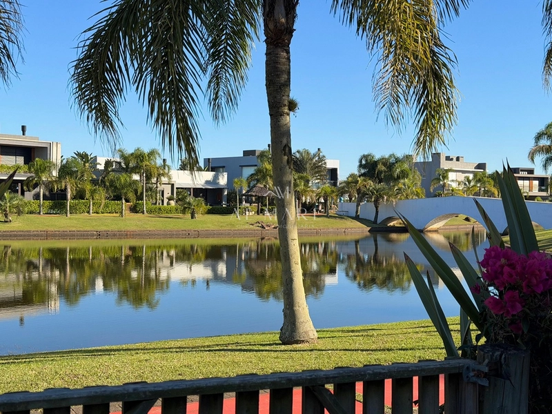 Casa em Condomínio beira lago : 20ª foto da galeria de imagens do imóvel